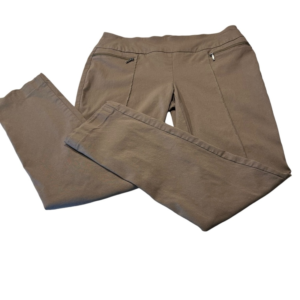 Chico’s So Slimming Pull up pants with faux zipper pockets in the front